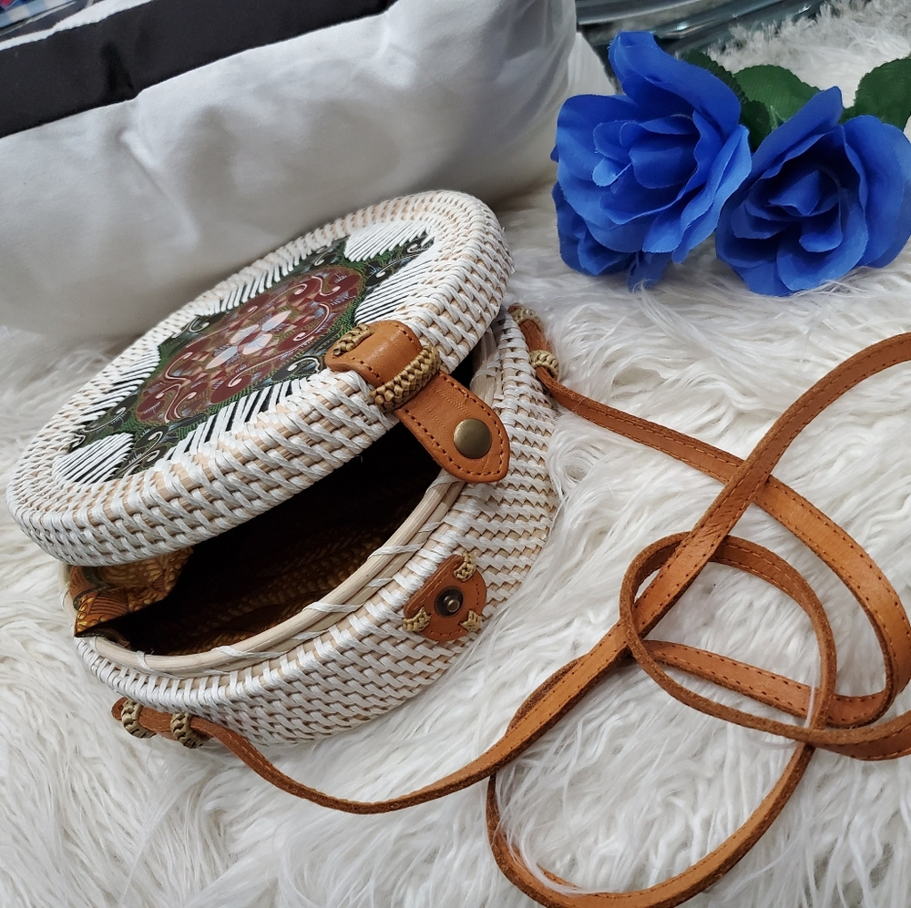 🔥🔥NWT Med Size Round Handwoven Rattan Wht Bag - Picture 4 of 6